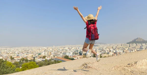 Ragazza felice sta saltando ad Atene, Grecia Immagini Stock Royalty Free
