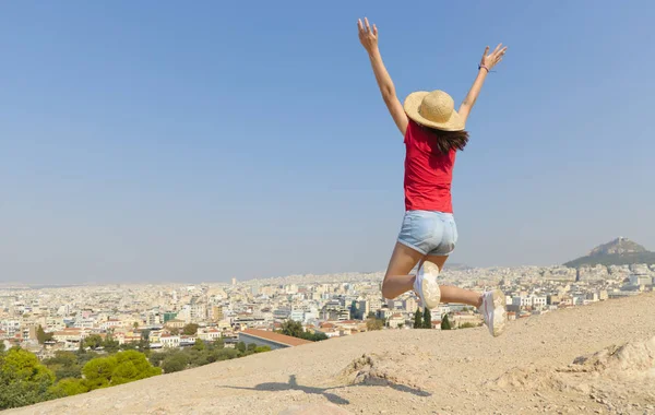 Chica feliz está saltando en Atenas, Grecia Imagen De Stock