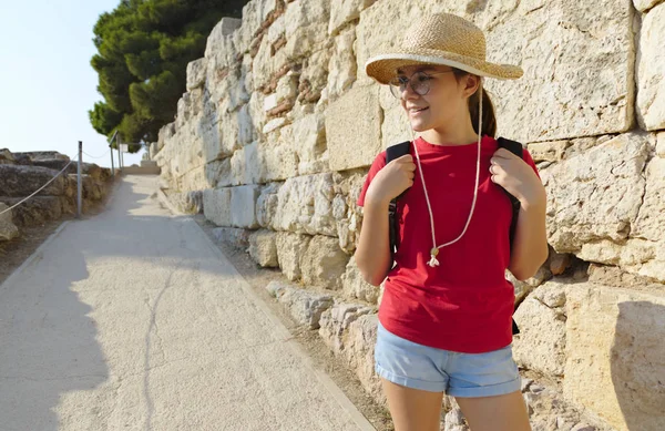 女孩站在希腊雅典的古道上 图库图片