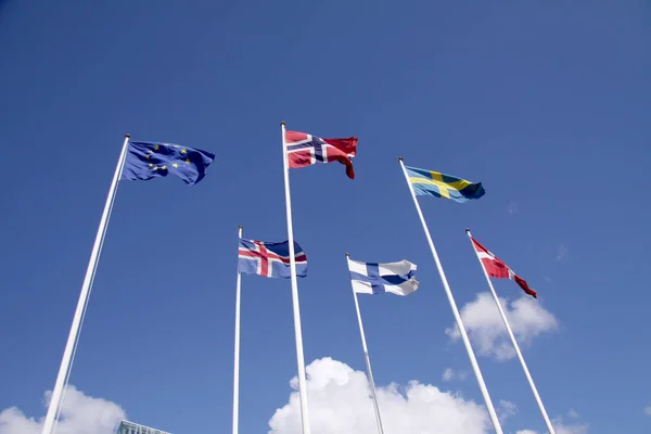 Pięciu Nordic flag na maszty flagi UE — Zdjęcie stockowe