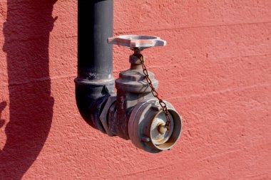 Eski bir fabrika bina duvar hidrant