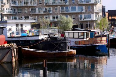 Tekne-evi sermaye şehir Copenhage bir kanalda demir attı