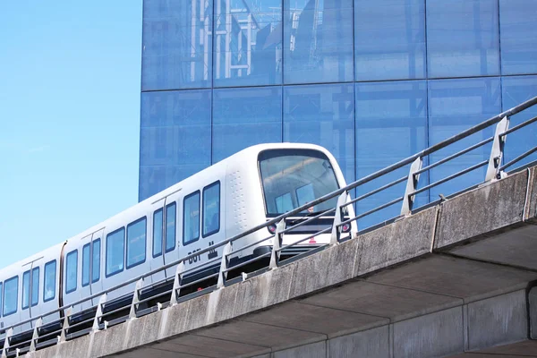 Trem de metrô moderno sem motorista sustentável na ferrovia na Europa — Fotografia de Stock