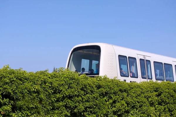 Train de métro moderne sans conducteur durable sur voie ferrée en Europe — Photo