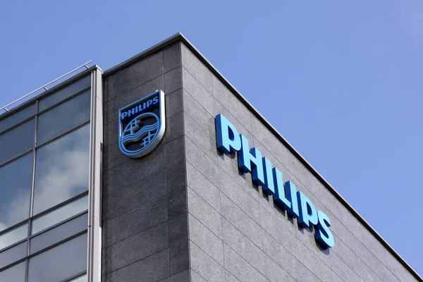 A Philips cég logó jel-ra épület — Stock Fotó