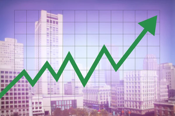 Gayrimenkul piyasa ekonomisi artan grafik ve Yeşil ok ile renkli bulanık cityscape gidiyor
