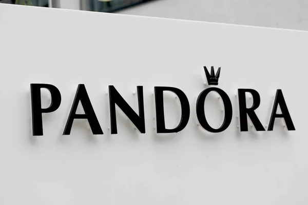标牌面板在潘多拉总部。潘多拉是一家公司在 1982年成立，设计制造和市场珠宝 — 图库照片