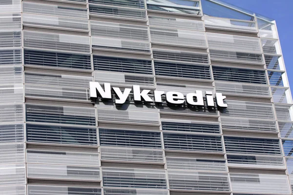 ガラスの建物の壁に Nykredit 記号 — ストック写真