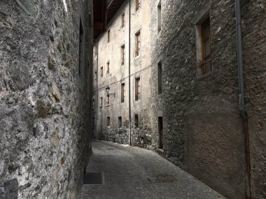 Tarihi eski köyün Bormio, İtalya için taş evleriyle boş sokak