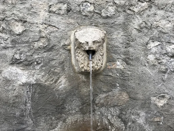 Vecchia Testa Pietra Intagliata Con Acqua Che Sgorga Dalla Bocca — Foto Stock