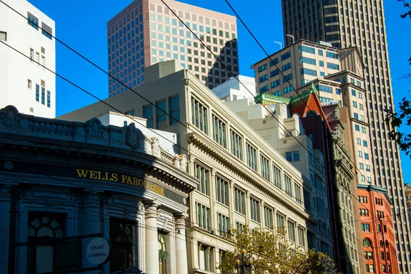 Eski ve yeni iş ofis binaları ve San Francisco içinde gökdelenler