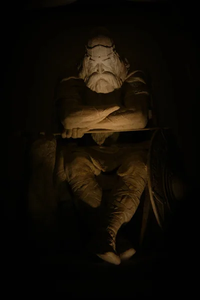 伟大的世俗霍尔杰 丹斯克的雕像 丹麦民间英雄 坐在历史城堡克朗堡的地窖里 据说住在城堡里 他将在那里睡觉 直到有一天丹麦国家处于危险之中 — 图库照片