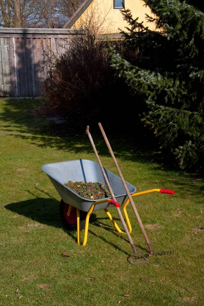 Carrinho Mão Grama Jardim Com Ancinho Enxada — Fotografia de Stock