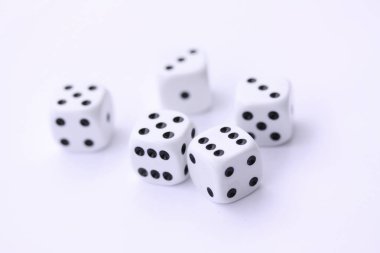 Zar oyunu ile izole beyaz casino kavramı üzerinde zar