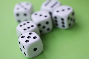 Zar oyunu ile izole yeşil casino kavramı üzerinde zar