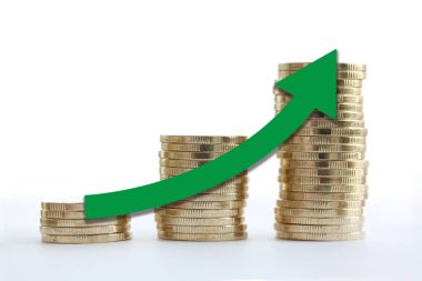 Yeşil ok ekonomi kadar beyaz arka plan üzerinde gidiş ile merdiven grafik olarak para. Kopya alanı ile yakın çekim