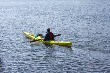 Copenhagen, Danimarka - 8 Nisan 2018: Kayak deniz kürek, etkin su spor ve boş zaman, tarafından bir kayık kürek çekmeye yalnız kanocu