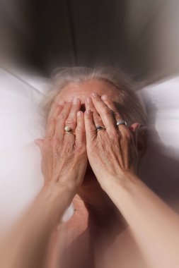 Arka plan bulanık elleriyle yüzünü kaplayan kadın portresi kapatın. Seks kavramı. Kadın el üzerinde odaklanın. Tecavüz ve cinsel taciz. Kadınlar karşı şiddete konsept fotoğraf cinsel saldırı son.