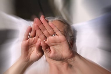 Arka plan bulanık elleriyle yüzünü kaplayan kadın portresi kapatın. Seks kavramı. Kadın el üzerinde odaklanın. Tecavüz ve cinsel taciz. Kadınlar karşı şiddete konsept fotoğraf cinsel saldırı son