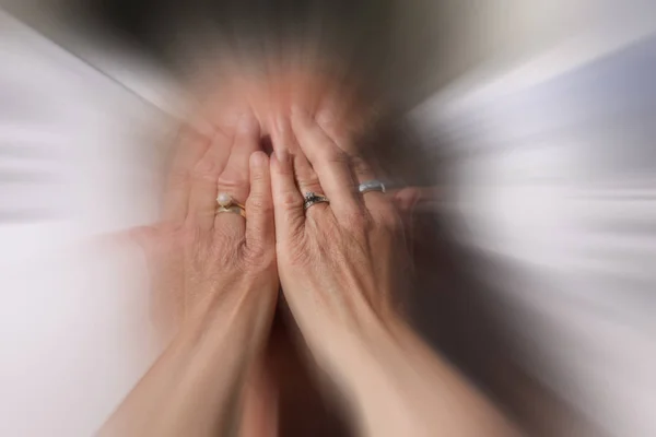 Close Retrato Mulher Cobrindo Seu Rosto Com Mãos Fundo Embaçado — Fotografia de Stock