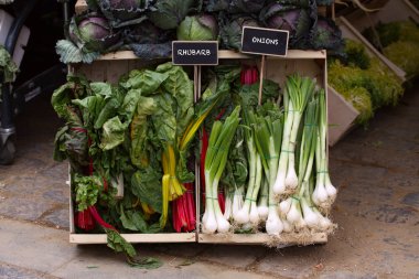Bir sokak pazarında Satılık taze sebze