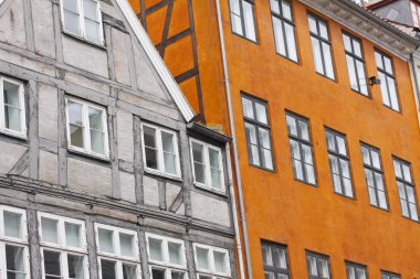 Eski şehir tarihi klasik Avrupa yarı ahşap binalar mimari. Şehir şehir sokak klasik dış cepheler eski paned pencereler. Parlak güneşli bir günde üzerinde konut Önden Görünüm.