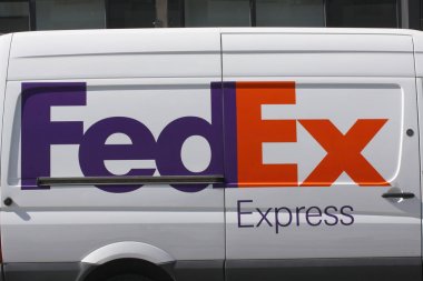 Kopenhag, Danimarka - 4 Mayıs: Fedex ekspres teslimat van paketleri teslim sokağa park etti. FedEx bir Amerikan Kurye teslim hizmetleri şirketidir.