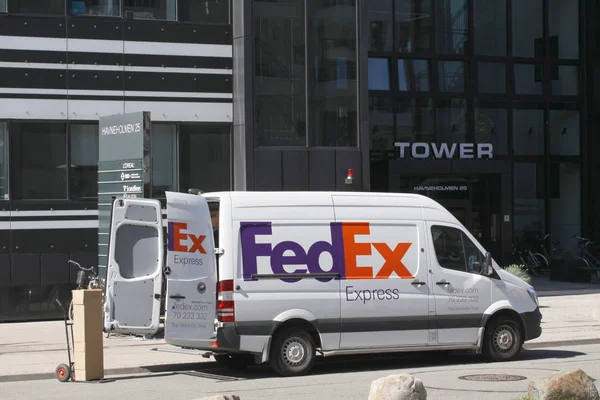 コペンハーゲン デンマーク フェデックス エクスプレス配達用バンはパッケージを提供する通りに駐車 フェデックスは アメリカの宅配便配送サービス会社 — ストック写真