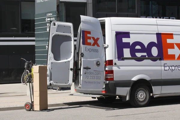 Copenhague Dinamarca Mayo 2018 Fedex Express Delivery Van Parking Street — Foto de Stock