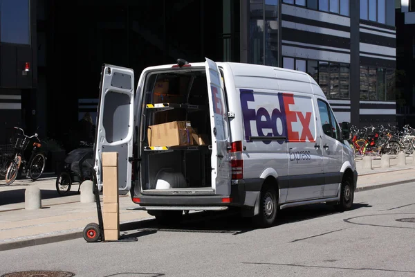 Kopenhag, Danimarka - 4 Mayıs 2018: Fedex ekspres teslimat van paketleri teslim sokağa park etti. FedEx bir Amerikan Kurye teslim hizmetleri şirketidir.