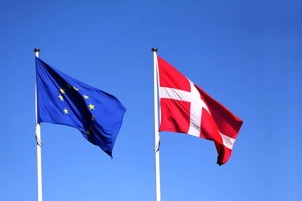 Europese Unie Deense Vlag Voor Denemarken Een Paal Wuiven Wind — Stockfoto