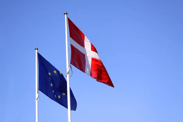 Unii Europejskiej Duńskie Flagi Dla Danii Słupie Macha Wietrze Błękitnego — Zdjęcie stockowe