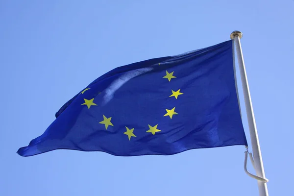 Flaga Unii Europejskiej Słupie Macha Wietrze Błękitnego Nieba Słoneczny Dzień — Zdjęcie stockowe