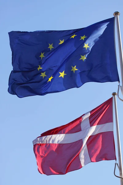 Europese Unie Deense Vlag Voor Denemarken Een Paal Wuiven Wind — Stockfoto