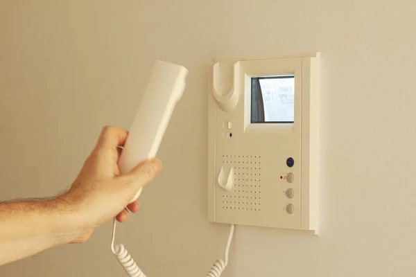 Crtディスプレイ上の画像付きビデオドア電話は壁にかかっています 携帯電話を持ってるビデオインターホン機器 選択焦点画像 — ストック写真