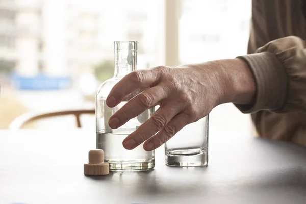 Adam Bir Şişe Alkole Boş Bir Bardağa Uzanır Evdeki Bar — Stok fotoğraf