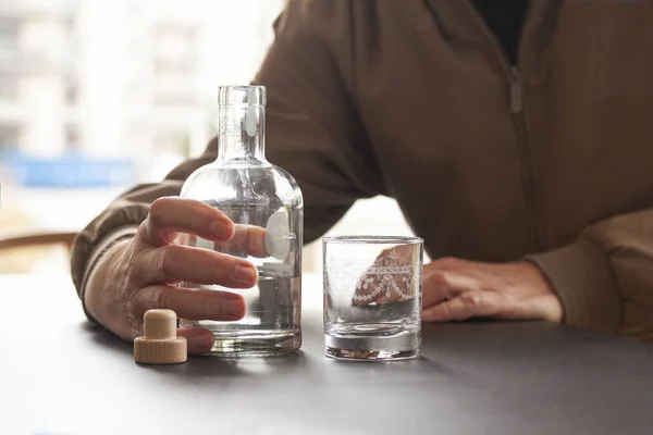 Evde Bar Ortamında Bir Masada Elinde Bir Şişe Alkol Boş — Stok fotoğraf