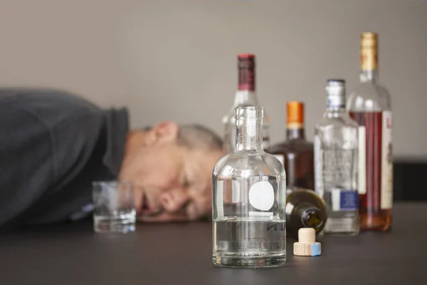 Hombre Borracho Durmiendo Con Cabeza Sobre Una Mesa Con Boca — Foto de Stock