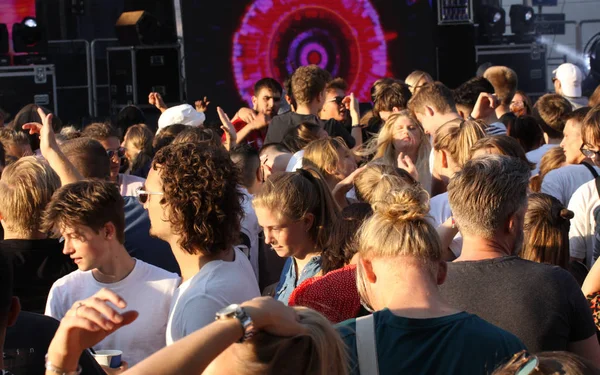 Massen Von Jungen Leuten Bei Einem Öffentlichen Straßenfastival Mit Musik — Stockfoto