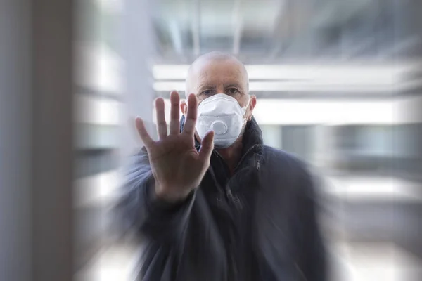 一个戴着医疗面罩的人站在那里 右手举着 作为停止的标志 Corona Covid 19病毒检疫概念 放大效果和选择性聚焦的图像 — 图库照片