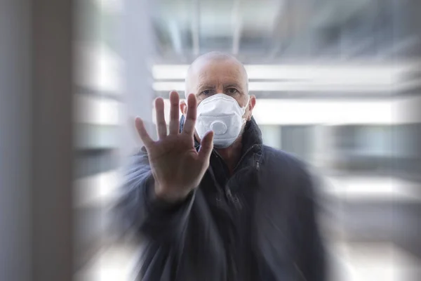 Man Met Medisch Gezichtsmasker Staat Met Zijn Rechterhand Omhoog Als — Stockfoto