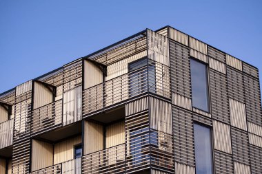 Tahtadan yapılmış bir bina. Mavi gökyüzü arka planına sahip modern mimari. Kopenhag, Danimarka - 17 Nisan 2020.