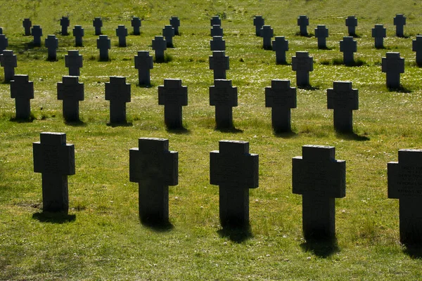 Pole Pełne Podświetlanych Białych Granitowych Krzyży Kamiennych Cmentarz Pamięci Hołd — Zdjęcie stockowe