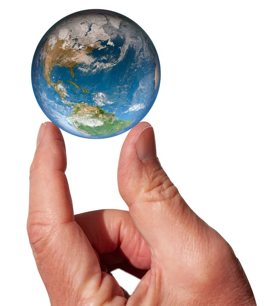 地球像一个大理石球体 用食指和大拇指躺在上面 大地被两根手指夹住了 心理上的概念 关闭图像隔离在白色 美国航天局提供的这一图像的要素 — 图库照片
