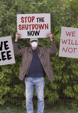 Kep ve tıbbi koruma maskeli protestocular, COVID-19 pandemisi nedeniyle 