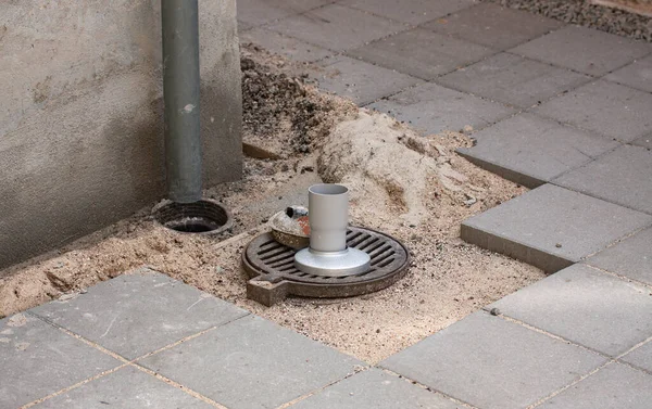 Dış bahçe fayanslarıyla bağlantılı olarak uzantıları indirin ve daha iyi drenaj için onarım yapın.