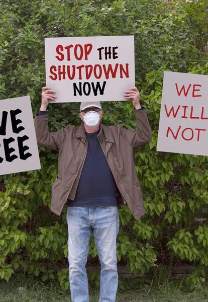 Kep ve tıbbi koruma maskeli protestocular, COVID-19 pandemisi nedeniyle 