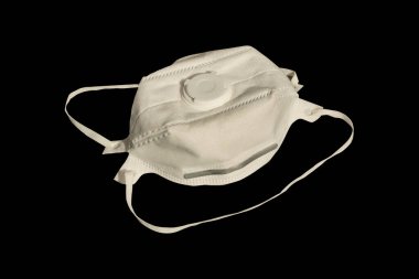 Siyah arka planda beyaz tıbbi maske var. Salgın Koronavirüs Covid-19 konsepti