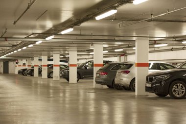Modern bir binadaki yeraltı otoparkında sıra sıra arabalarla. Kopenhag, Danimarka - 20 Mayıs 2020 Kopenhag, Danimarka - 20 Mayıs 2020.