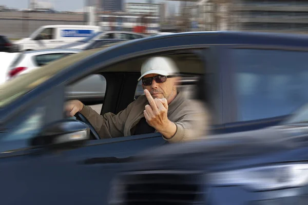 Condutor Masculino Com Óculos Sol Gorro Gesticular Com Dedo Médio — Fotografia de Stock